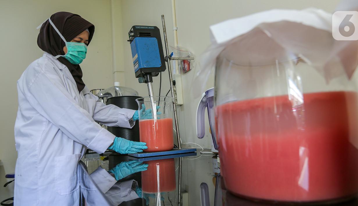 Peneliti melakukan proses homogenizer untuk memperkecil ukuran partikel sebelum difermentasi di Kimia Pangan Pusat Penilitian Kimia LIPI Puspitek, Serpong, Tangerang, Kamis (4/6/2020). Sebelum fermentasi peneliti menambah bakteri probiotiotik. (Liputan6.com/Fery Pradolo)
