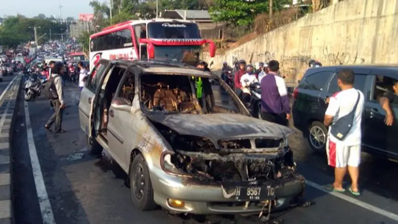 Minibus Mogok Terbakar, Pemiliknya Tewas Tertabrak di Semarang