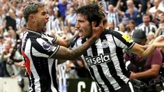 Sejak hampir dua musim lalu, Newcastle United menjelma menjadi klub kaya raya dengan sokongan dana berlimpah dari sang pemilik anyar asal Arab Saudi, Muhammed bin Salman di bawah bendera Public Investment Fund (PIF). Beberapa pemain berkualitas pun didatangkan dengan harga mahal, yang akhirnya mampu mendongkrak prestasi The Magpies. Musim 2023/2024 pun Newcastle United telah mendatangkan 4 pemain baru yang mayoritas juga berharga mahal. Berikut daftar keempatnya. (PA via AP Photo/Owen Humphreys)