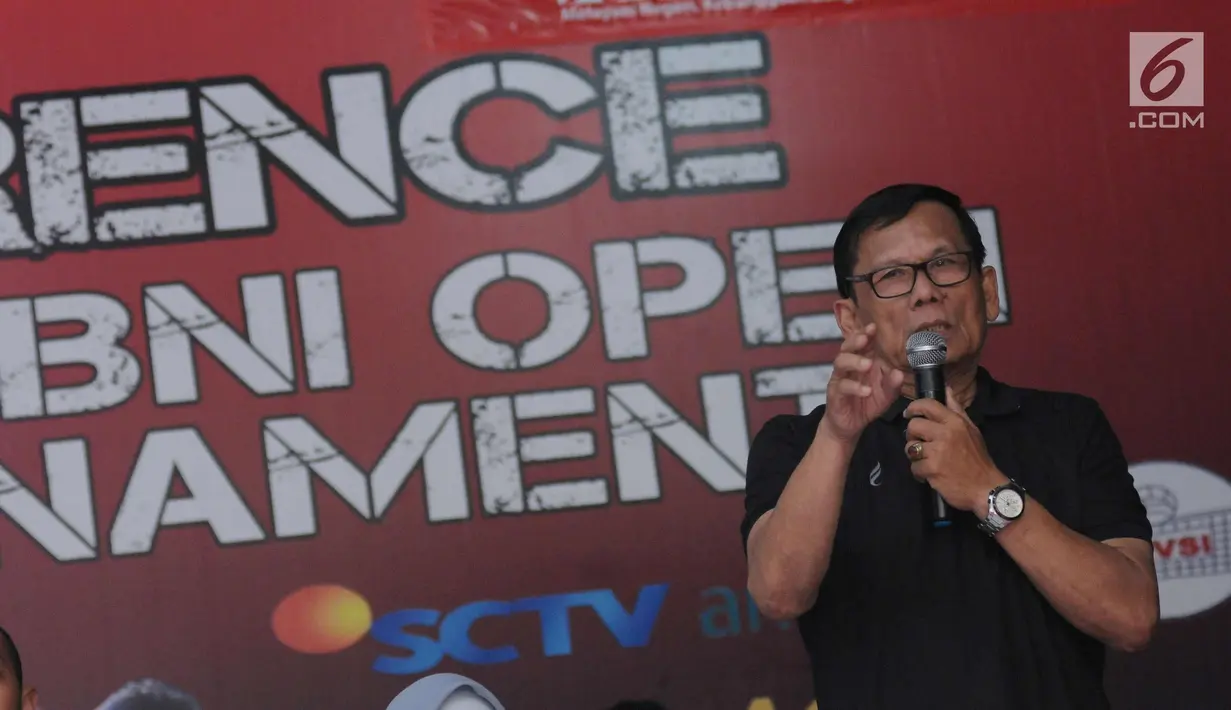 Perwakilan manager tim memberi keterangan terkait turnamen voli Danjen Kopassus-BNI Open 2018 di Jakarta, Kamis (29/3). Turnamen ini diikuti delapan tim putra dan delapan tim putri. (Liputan6.com/Helmi Fithriansyah)