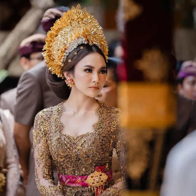 6 Potret Mesra Rizky Febian dan Mahalini Dibalut Busana Adat Bali Nuansa Cokelat Serasi Jalani Prosesi Jelang Nikah