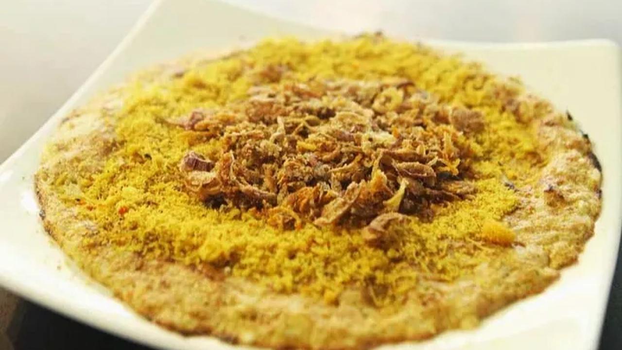 Kerak Telor adalah makanan asli Betawi, dengan bahan-bahan beras ketan putih, telur bebek, ebi yang di sangrai kering. Lalu ditambah bawang merah goreng dan di beri bumbu yang di haluskan berupa kelapa sangrai, cabai merah, kencur, jahe, merica butiran, g