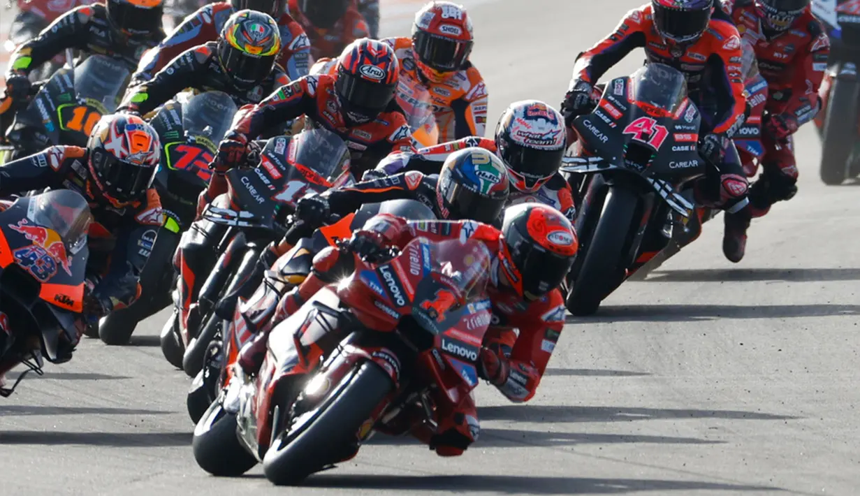 Capaian Francesco Bagnaia pada laga ini lebih dari cukup karena pesaing terdekatnya Jorge Martin dari Pramac Racing gagal menyelesaikan lomba. (AP Photo/Alberto Saiz)
