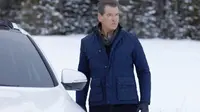 Brosnan ditugasi 'menyelamatkan' seorang wanita cantik dengan mengemudikan Kia Sorento terbaru.