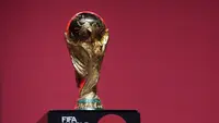 Trofi Piala Dunia FIFA Qatar dipamerkan saat Trophy Tour by Coca-Cola kick-off hari ini dengan first stop event di Dubai, Uni Emirat Arab, Kamis (12/5/2022). (AP Photo/Kamran Jebreili)