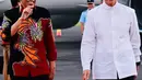 Jokowi tampak mengenakan kemeja batik lengan panjang hitam. (Foto: Lukas - Biro Pers Sekretariat Presiden)