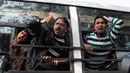 Pengunjuk rasa meneriakkan slogan-slogan saat ditahan di luar Uttar Pradesh Bhawan selama protes menentang kekerasan oleh polisi yang muncul selama demonstrasi menentang Undang-Undang Kewarganegaraan di New Delhi, India, Kamis (26/12/2019). (AP Photo/Rajesh Kumar Singh)