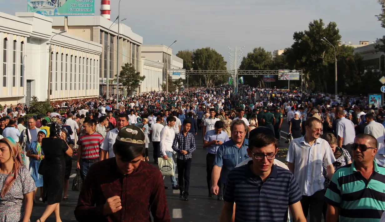 Warga Uzbekistan bersedih mengetahui Presiden Islam Karimov meninggal dunia, di Tashkent, Uzbekistan, (3/9). Kepergian Islam Karimov meninggalkan luka mendalam bagi warga Uzbekistan. (REUTERS/Muhammadsharif Mamatkulov)