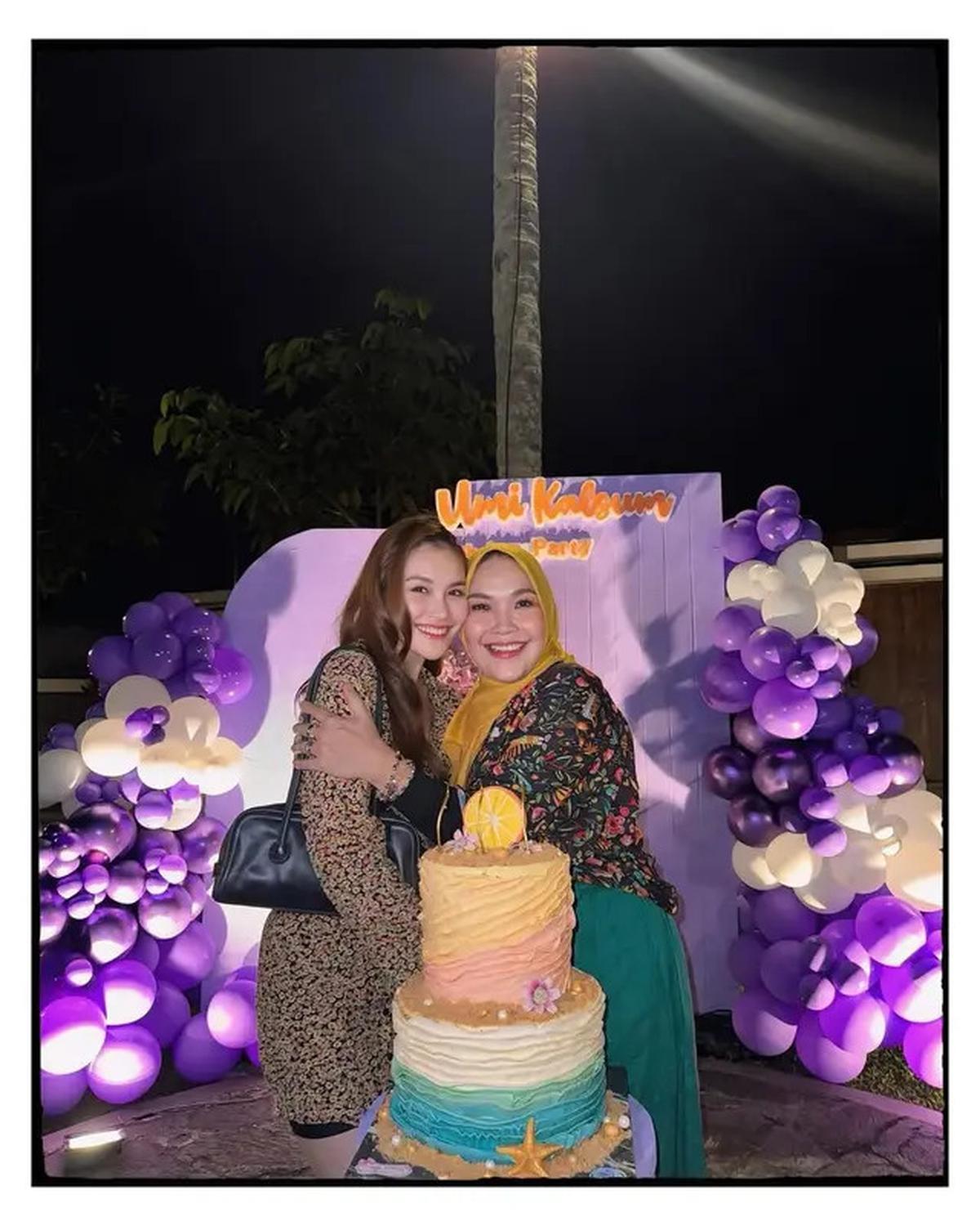 5 Potret Pesta Ultah Ibunda Ayu Ting Ting, Suprise Manis dari Keluarga Tercinta