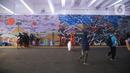 Pejalan kaki melintas di depan mural kolaborasi di Terowongan Kendal, Kawasan TOD Dukuh Atas, Jakarta, Rabu (6/7/2022). Disney Indonesia berkolaborasi bersama Jakarta Experience Board (JXB) dan Kita Art Friends menghadirkan karya seni mural terinspirasi dari film Marvel Studios "Thor: Love and Thunder." (Liputan6.com/Faizal Fanani)