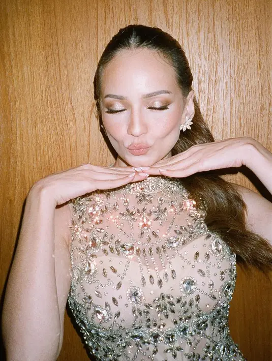 Gaun yang dibuat khusus oleh Monica Ivena tersebut memang ingin menerjemahkan kebahagiaan seorang pengantin. Yang merepresentasikan kebahagiaan yang terpancar dari mata pengantin dalam outfitnya. [Foto: Instagram @eudiajosephine]