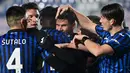 Para pemain Atalanta merayakan gol kedua gelandang Matteo Pessina (tengah) ke gawang Napoli dalam laga leg kedua semifinal Coppa Italia 2020/21 di The Azzurri d'Italia Stadium, Rabu (10/2/2021). Atalanta menang 3-1 atas Napoli. (AFP/Miguel Medina)