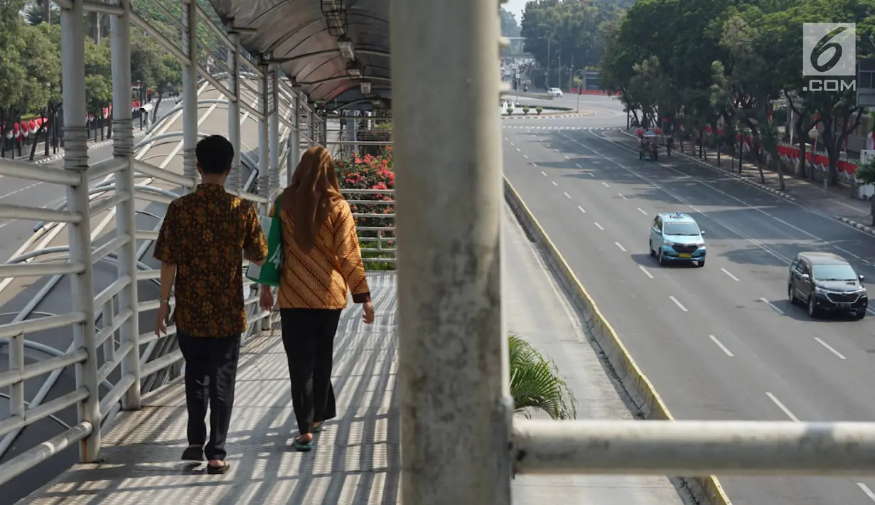 Kendaraan melintas di kawasan MH Thamrin, Jakarta Pusat, Minggu (11/8/2019). Pemprov DKI meniadakan Hari bebas kendaraan atau car free day (CFD) di sepanjang Jalan Jenderal Sudirman hingga Jalan MH Thamrin karena bertepatan dengan Idul Adha. (Liputan6.com/Immanuel Antonius)