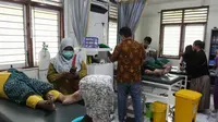 Puluhan warga Kelurahan Tanah Kali Kedinding Surabaya keracunan olahan daging kurban mendapat perawatan di puskesmas. (Dian Kurniawan/Liputan6.com)