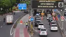 Kendaraan melintas di Gerbang Tol Semanggi, Jakarta, Rabu (20/5/2020). Ketua Gugus Tugas Percepatan Penanganan COVID-19 Doni Monardo menerbitkan surat edaran tentang kriteria pembatasan perjalanan orang dalam rangka percepatan penanganan COVID-19. (Liputan6.com/Angga Yuniar)