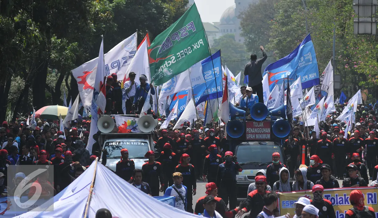 Buruh melakukan orasi diatas mobil menuju Istana Merdeka, Jakarta, Kamis (29/10/2015). Buruh menuntut agar Presiden Joko Widodo mencabut Peraturan Pemerintah Nomor 78 Tahun 2015 tentang Pengupahan. (Liputan6.com/Gempur M Surya)
