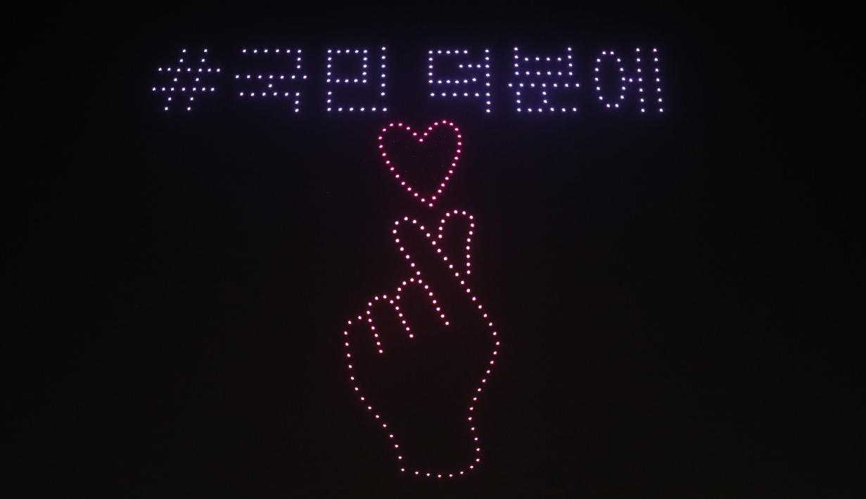 Foto yang diabadikan pada 13 November 2020 ini memperlihatkan pertunjukan cahaya di Taman Olimpiade di Seoul, Korea Selatan. Sebuah pertunjukan cahaya yang menampilkan 315 drone digelar di Seoul pada Jumat (13/11). (Xinhua/Kementerian Agraria, Infrastruktur, dan Transportasi Korea Selatan)