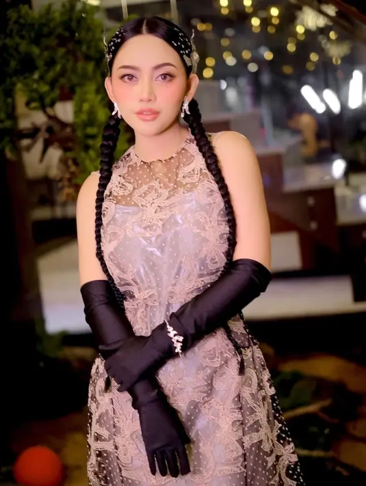 Penampilan Rachel Vennya terlihat unik dengan double braided dan gloves hitam [@rachelvennya]