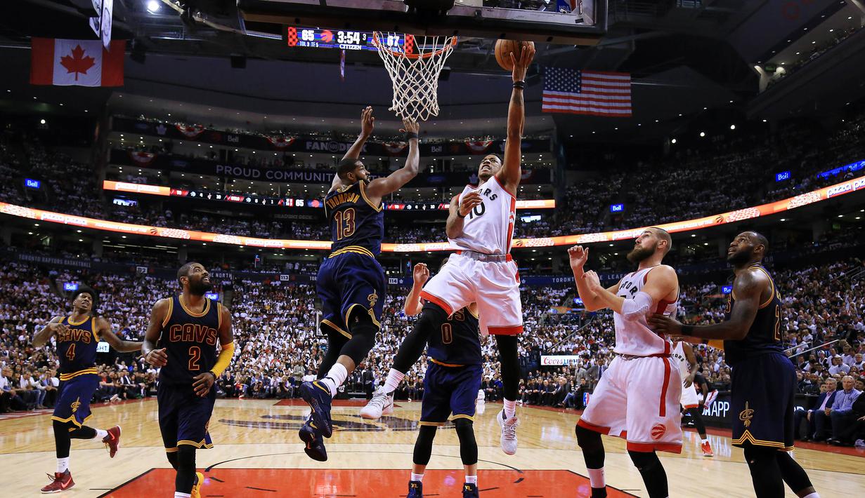 Pebasket Toronto Raptors, DeMar DeRozan, berusaha memasukan bola pada laga Gim 3 semifinal Wilayah Timur di Air Canada Centre, Jumat (5/5/2017). Cleveland Cavaliers menang 115-94. (AFP/Vaughn Ridley)