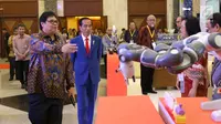 Presiden Jokowi ditemani Menteri Perindustrian Airlangga Hartarto saat meninjau Indonesia Industrial Summit 2018, Jakarta, Rabu (4/4). Indonesia Industrial Summit 2018 dalam rangka menghadapi industri jilid empat alias 4.0. (Liputan6.com/Angga Yuniar)