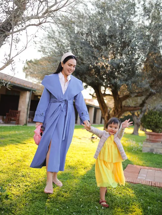 Meski sambil momong anak, Shandy Aulia tetap terlihat kece kenakan berbagai outfit. Nggak heran kerap dijuluki hot mom.