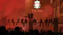 Fans Liverpool merayakan juara Premier League di area Standion Anfield usai pertandingan Liverpool melawan Chelsea, Kamis (23/7/2020) dini hari WIB. Fans Liverpool tetap berdatangan ke area Stadion Anfield meski ada permintaan untuk merayakan di rumah. (AFP/Oli Scarff)