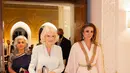 Memakai abaya nude dengan aksen garis emas yang mewah saat bertemu keluarga Kerajaan Inggris (Foto: Instagram @queenrania)