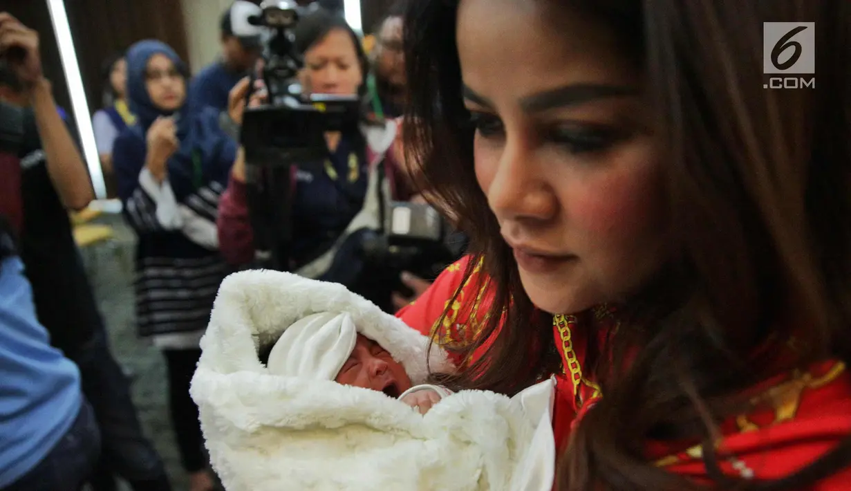 Artis Olla Ramlan saat memberikan keterangan kelahiran anak ke tiganya di RSUD Bunda Jakarta, Selasa (7/11). Olla Ramlan melahirkan bayi perempuan melalui persalinan cesar, 3 November 2017 lalu. (Liputan6.com/Faizal Fanani)