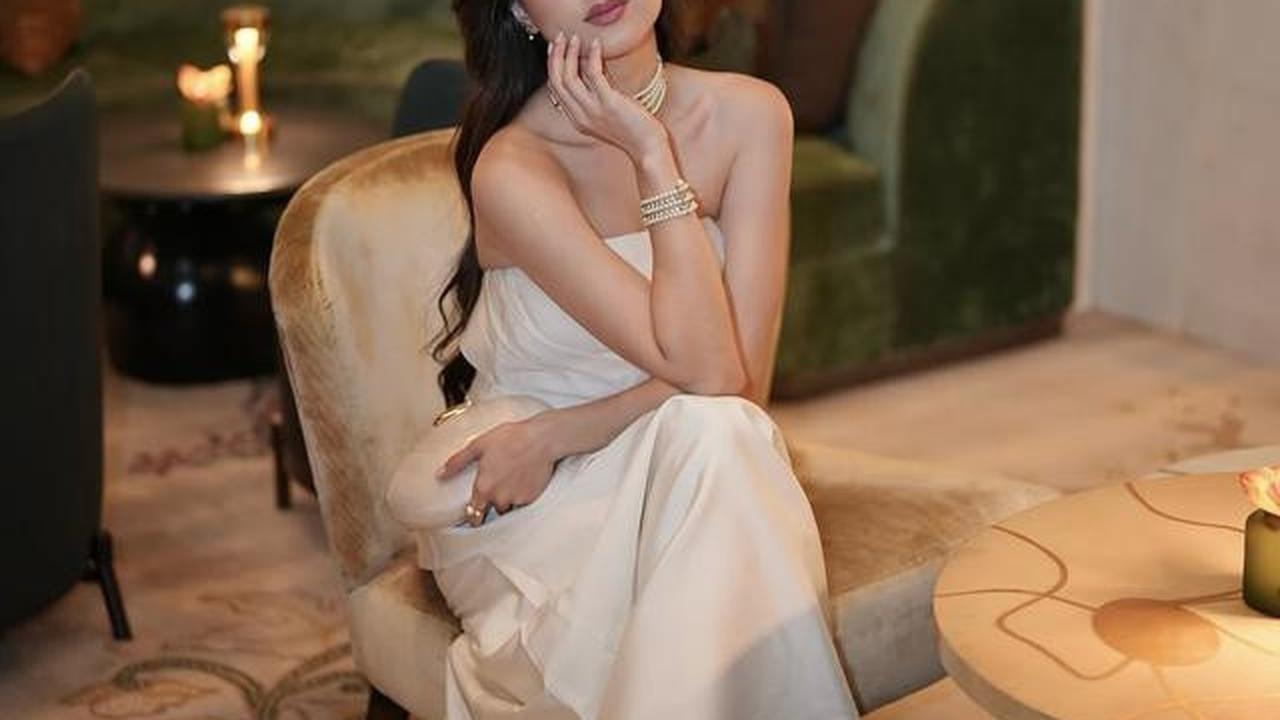 11 Potret Yasmine Napper Pakai Gaun, Selalu Elegan dan Memikat