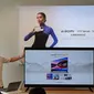 Product Marketing Manager Xiaomi Indonesia, Calvin Nobel, unjuk kemampuan&nbsp;Xiaomi TV P1E . (Liputan6.com/ Agustinus Mario Damar)