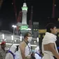 Umat muslim berjalan mengelilingi Ka'bah pada hari pertama Idul Adha 1436 H, Mekah, Kamis (24/9/2015). (REUTERS/Ahmad Masood)