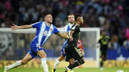 Pemain Espanyol, Edu Exposito berusaha merebut bola dari pemain Real Madrid, Rodrygo pada pertandingan lanjutan La Liga Spanyol di stadion Camp Nou di Barcelona, Spanyol, Senin (29/8/2022). Madrid menang atas Espanyol 3-1. (AP Photo/Joan Mateu Parra)