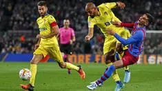 Penyerang Barcelona Ferran Torres berebut bola dengan bek Cadiz Fali dalam pekan ke-32 Liga Spanyol di Camp Nou, Selasa dini hari WIB (19/4/2022). Barcelona dipermalukan dari tim papan bawah, Cadiz 0-1. (AP Photo/Joan Monfort)