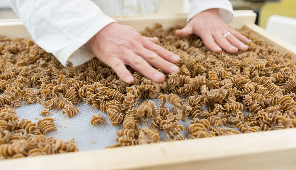 Pekerja "L'Atelier a pates" mengolah pasta khusus menggunakan tepung serangga dari belalang dan jangkrik di Thiefosse, Prancis, 8 Februari 2016. Pasta serangga ini hadir dalam jenis fusili, radiatori, penne dan spageti. (JEAN-Christophe Verhaegen/AFP)