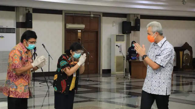 Gubernur Jateng Ganjar Pranowo saat mengambil sumpah sejumlah pejabat pemerintah provinsi Jateng. Foto : Felek Wahyu/Liputan6