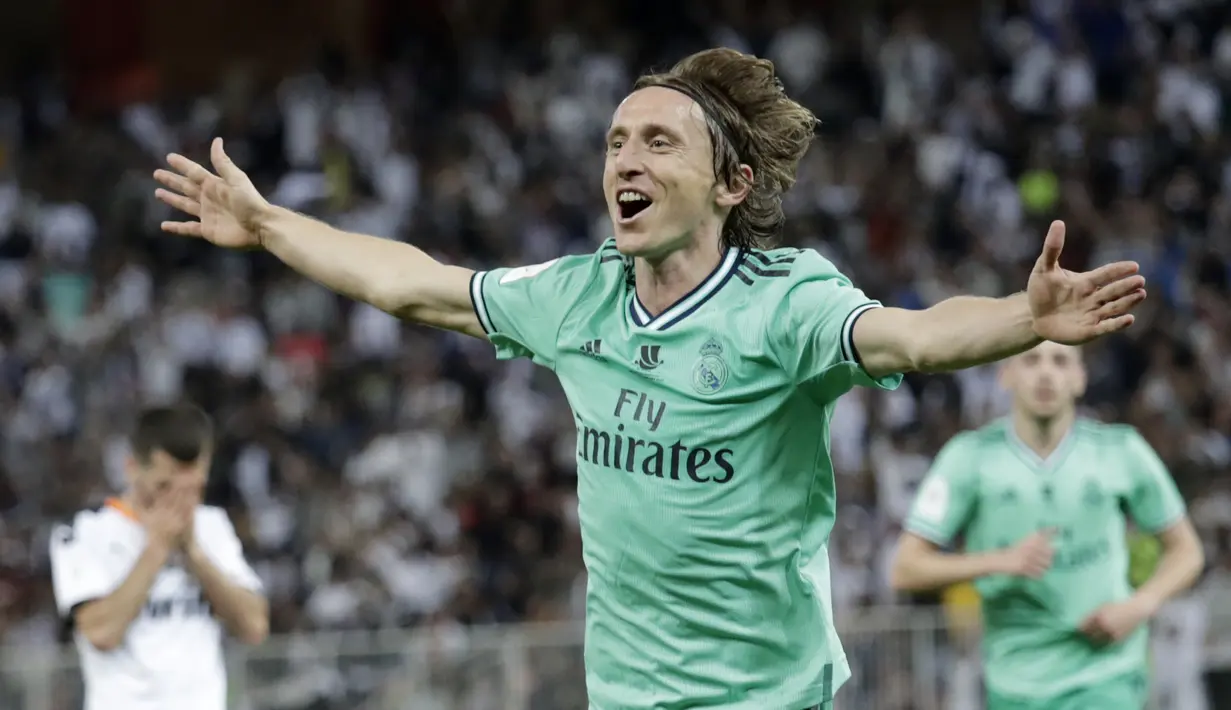 Gelandang Real Madrid, Luka Modric berselebrasi usai mencetak gol ke gawang Valencia pada pertandingan semifinal Piala Super Spanyol di stadion King Abdullah di Jiddah, Arab Saudi, Rabu, (8/1/2020). Madrid menang 3-1 atas Valencia. (AP Photo/Hassan Ammar)