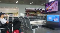 Penumpang di Bandara Nino Ninoy Aquino International, Manila, Filipina, Rabu (18/10/2017), dapat menikmati pertandingan NBA secara gratis. (Bola.com/Zulfirdaus Harahap)