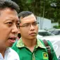 Romahurmuziy menjawab pertanyaan wartawan saat mengunjungi kantor KPU. Romi menjelaskan perihal kedatangannya untuk membahas legalistas kepengurusan partai, Jakarta, Selasa (27/1/2015). (Liputan6.com/Faisal R Syam) 