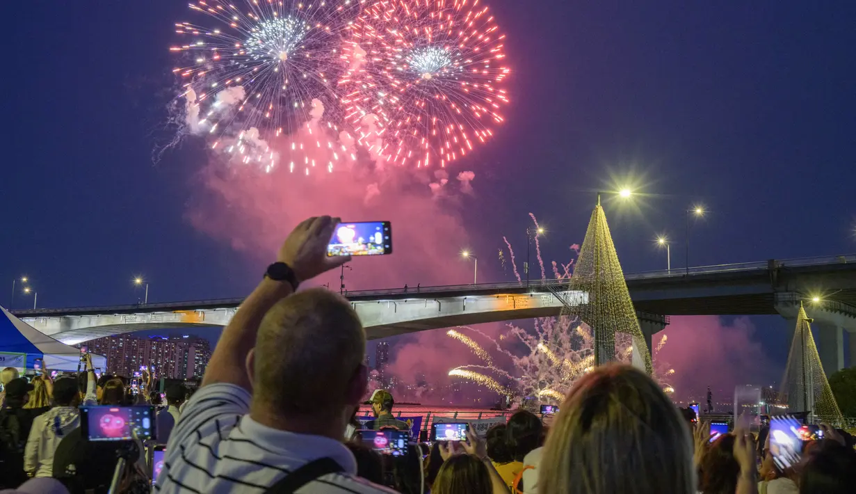 Pertunjukan kembang api selama "BTS 10th Anniversary FESTA @ Yeouido" di Seoul pada 17 Juni 2023, untuk memperingati 10 tahun debut grup tersebut. (ANTHONY WALLACE / AFP)