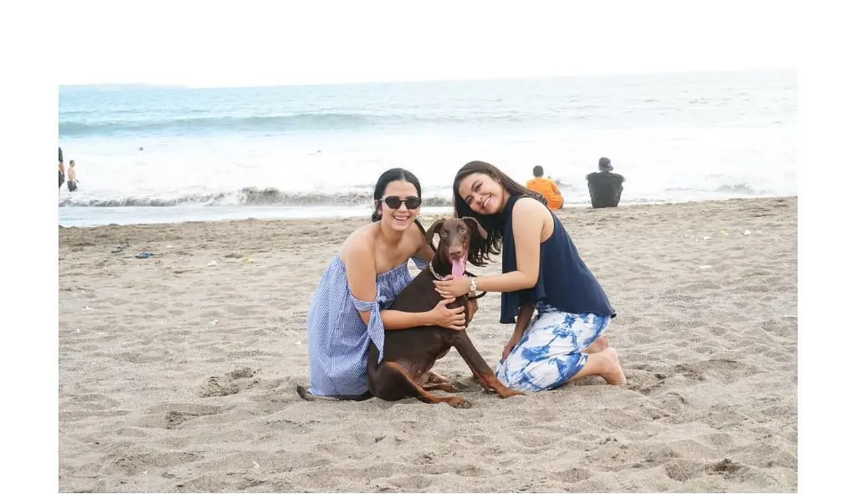 Dinda juga santai meski kini belum ada pendamping. Menurutnya, tak ada perubahan dalam kehidupan sehari-harinya. (Instagram/dindakanyaa)