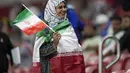 Seorang fans wanita Iran berpose sebelum pertandingan grup B Piala Dunia antara Iran dan Amerika Serikat di Stadion Al Thumama di Doha, Qatar, Selasa, 29 November 2022. (AP Photo/Ashley Landis)