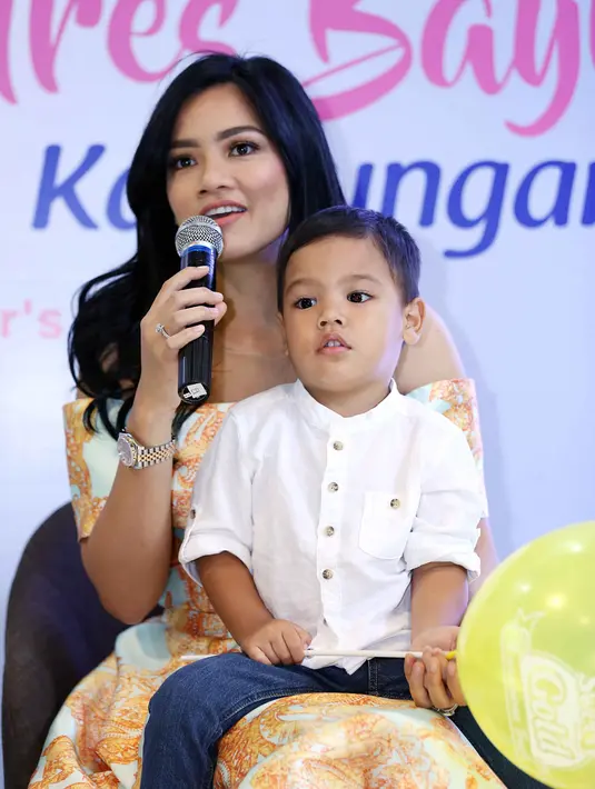 Sebelum menyelesaikan kegiatan diluar rumah, istri dari Christian Sugiono itu terlebih dulu memprioritaskan tugasnya sebagai seorang ibu dan istri. (Nurwahyunan/Bintang.com)