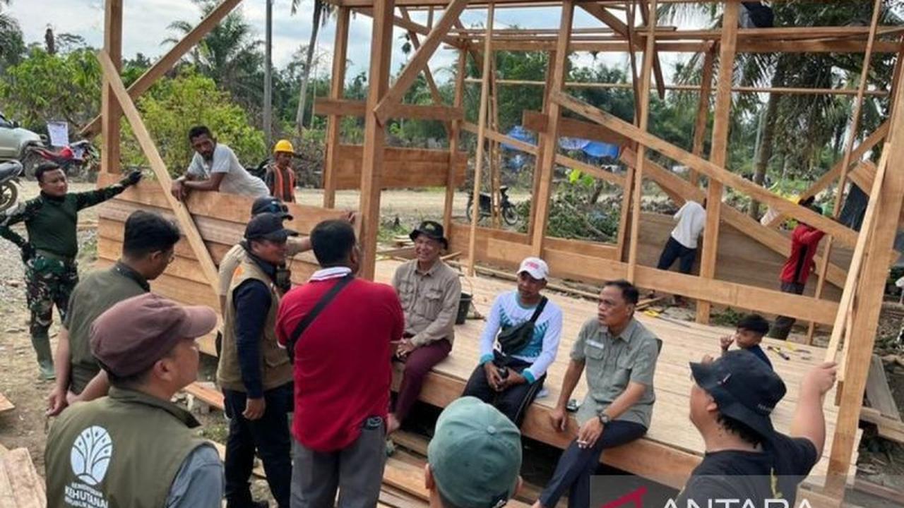 KLHK Dorong Pemanfaatan Kayu Hanyutan Pascabencana untuk Bangun Huntara Warga Terdampak