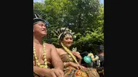 Pada hari ini, Minggu (11/12/2022), pasangan mempelai Kaesang Pangarep dan Erina Gudono menggelar upacara adat Ngunduh Mantu di Loji Gandrung Solo, Jawa Tengah. (Twitter @kaesangp)