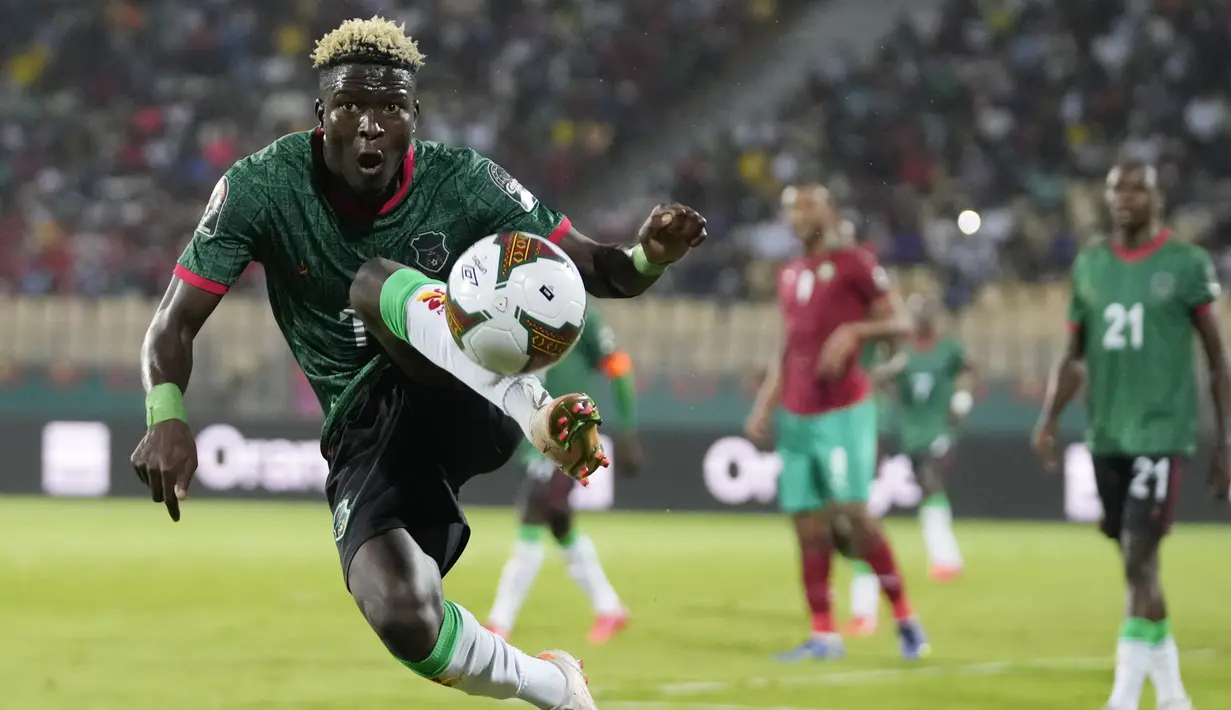 Gelandang Malawi Francisco Madinga mengontrol bola saat melawan Maroko pada babak 16 besar Piala Afrika 2021 di Ahmadou Ahidjo Stadium, Yaounde, Rabu (26/1/2022) dini hari WIB. Achraf Hakimi menjadi penentu kemenangan Maroko atas Malawi, 2-1. (AP Photo/Themba Hadebe)