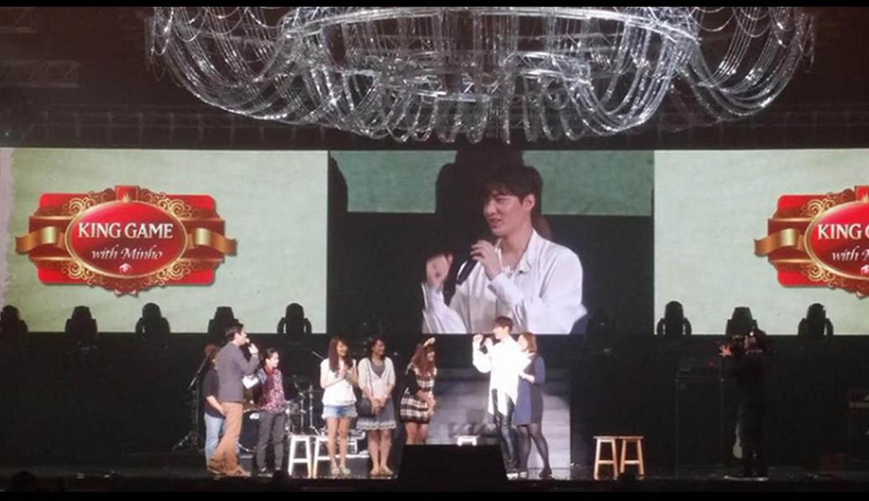 Di atas panggung, Lee Min Ho juga sempat berinteraksi dengan penggemar. (facebook.com/leeminhoglobaltour)