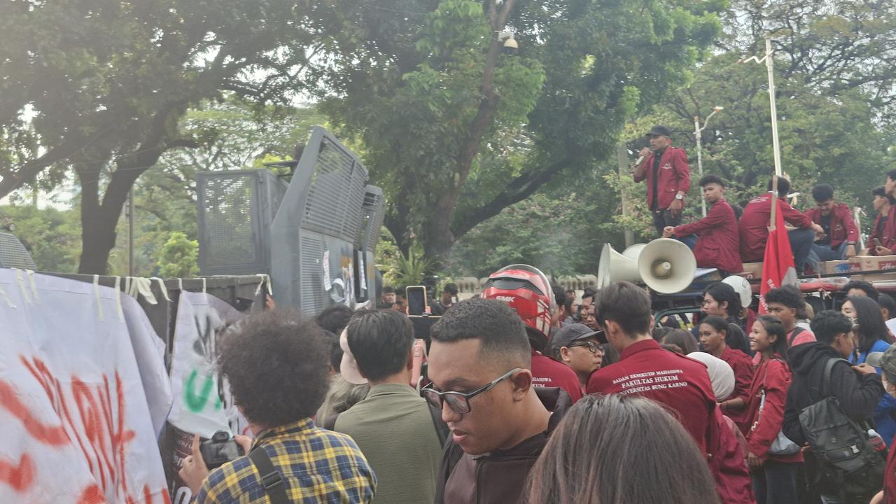 Massa mahasiswa menggelar aksi demonstrasi di kawasan Jakarta Pusat. Mereka terhalang pagar besi kepolisan saat menuju Patung Kuda. (Liputan6/Rifqy Alief)
