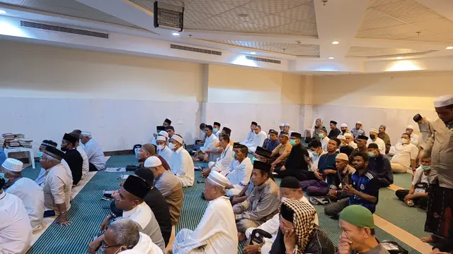 Jemaah haji mendengarkan ceramah.