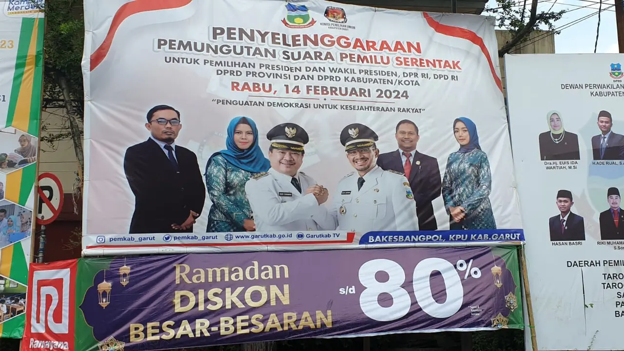 Baligo bertuliskan ‘Penyelenggaraan pemungutan Suara Pemilu Serentak 2024 Untuk Pemilihan Presiden dan Wakil Presiden, DPR RI, DPD RI, DPRD Provinsi dan DPRD Kabupaten/Kota, Rabu 14 Februari 2024. Penguatan Demokrasi Untuk Kesejahteraan Rakyat’