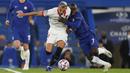 Gelandang Chelsea, N'Golo Kante, berebut bola dengan Gelandang Sevilla, Joan Jordan Moreno, pada laga Grup E Liga Champions 2020/2021 di Stamford Bridge, Rabu (21/10/2020) dini hari WIB. Chelsea bermain imbang 0-0 atas Sevilla. (AFP/Alastair Grant/pool)